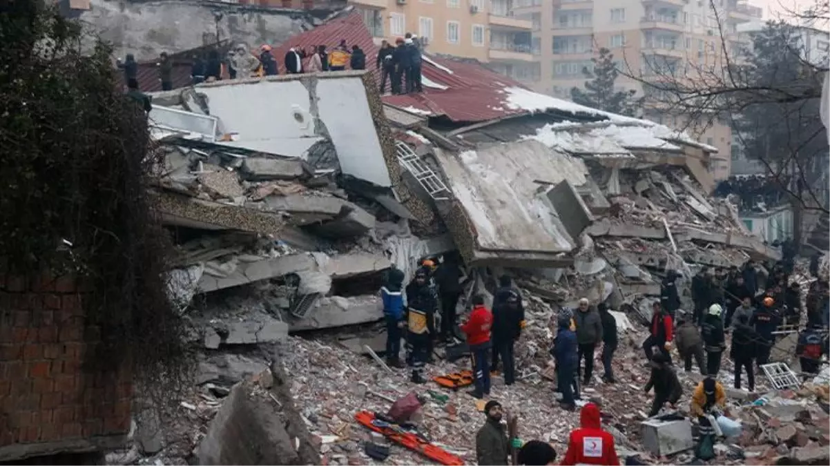 Türkiye\'deki deprem felaketi dünya basınında: Arama çalışmaları devam ediyor