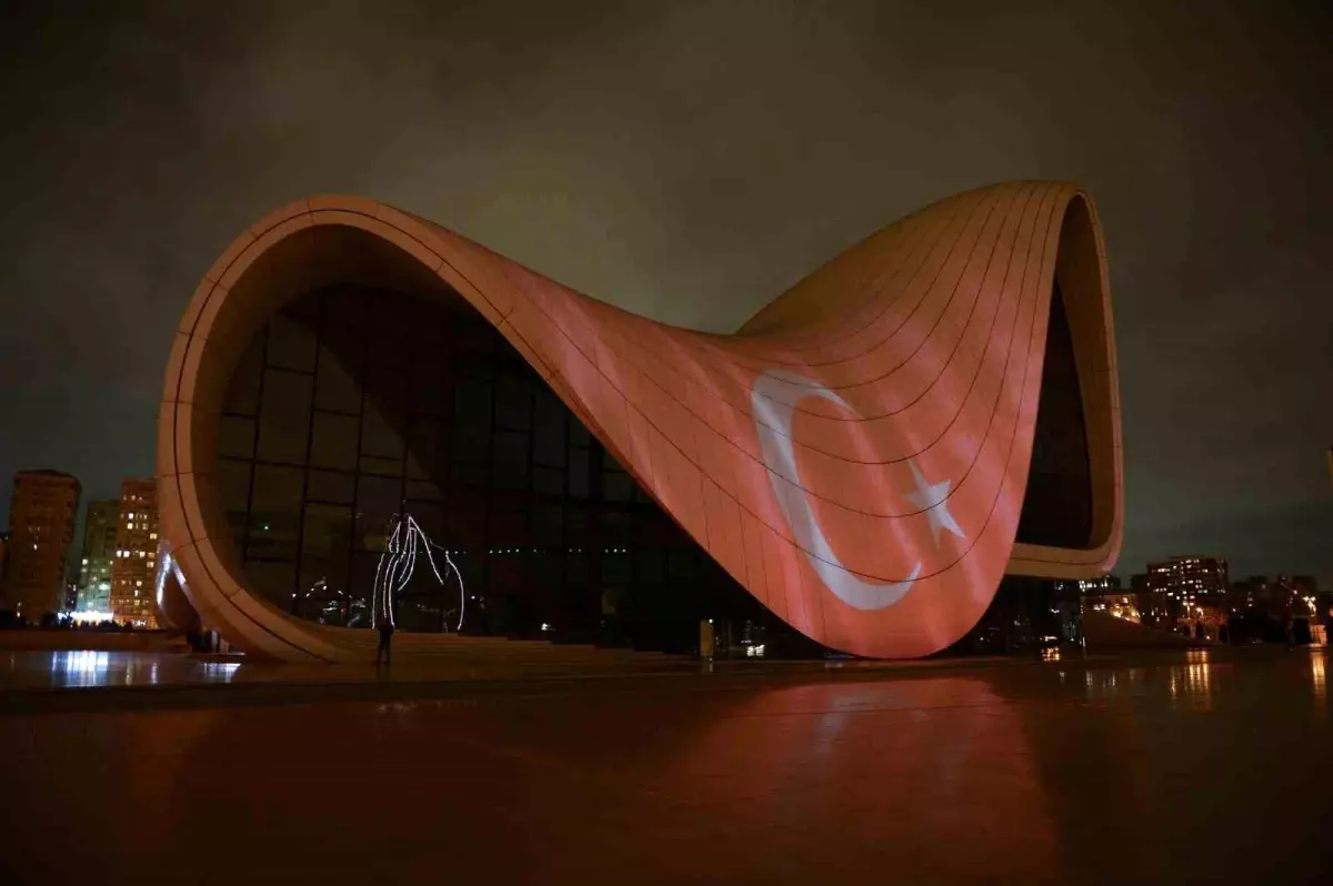 Türkiye\'ye destek amacıyla Haydar Aliyev Merkezi\'ne Türk bayrağı silüeti yansıtıldı