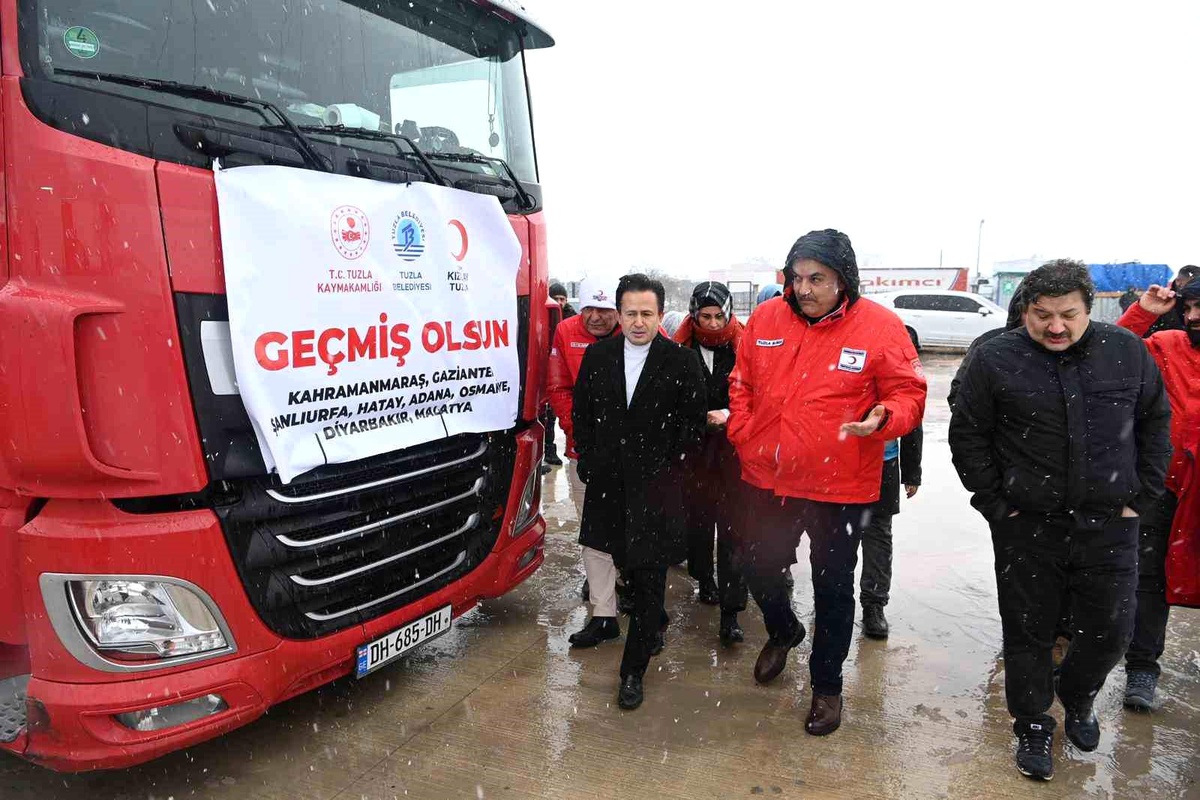 Tuzla\'dan deprem bölgelerine 16 yardım tırı ve iş makineleri gönderildi