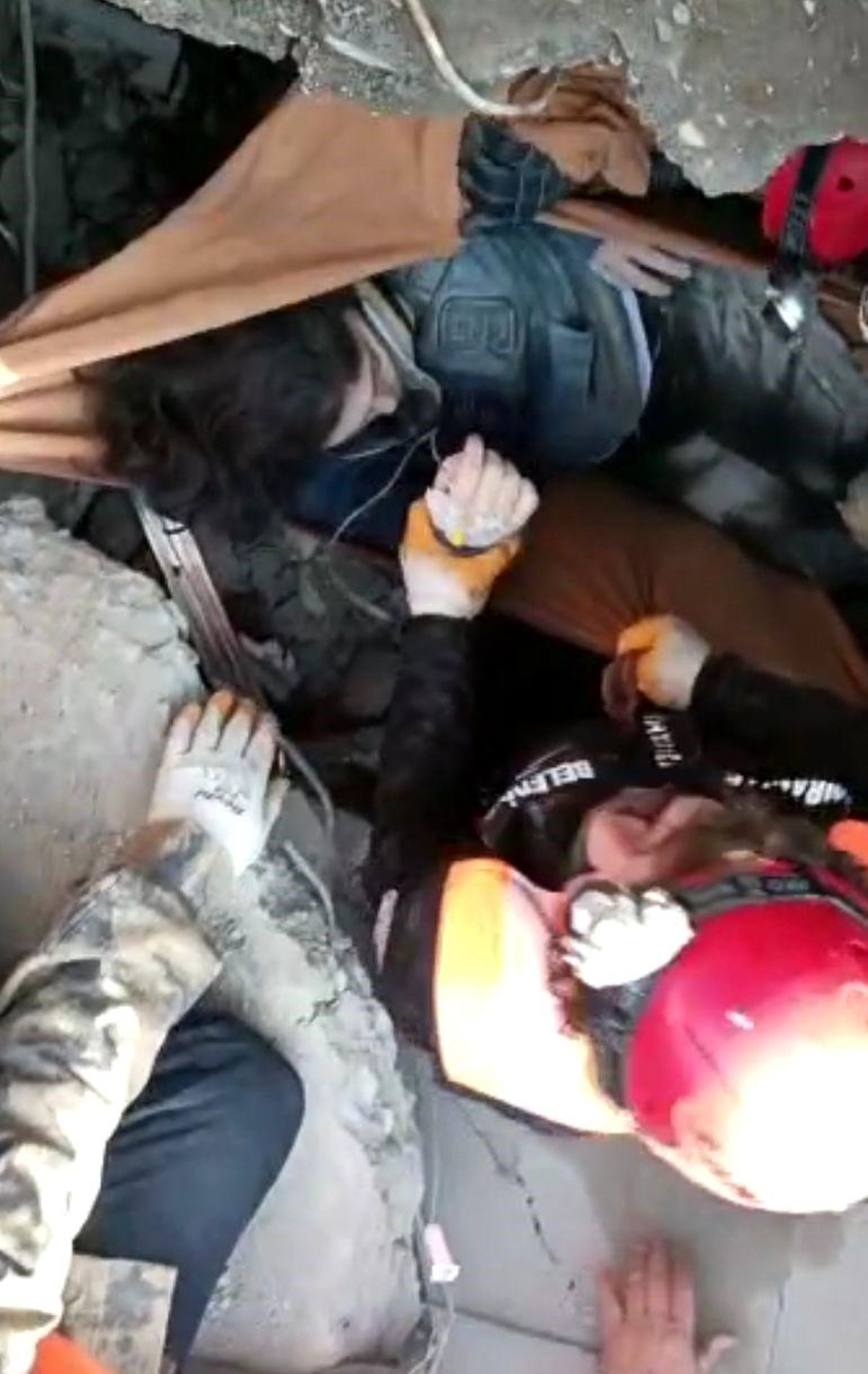 Ümraniye ekibi, 33 saat sonra hastane enkazından bir kadını kurtardı