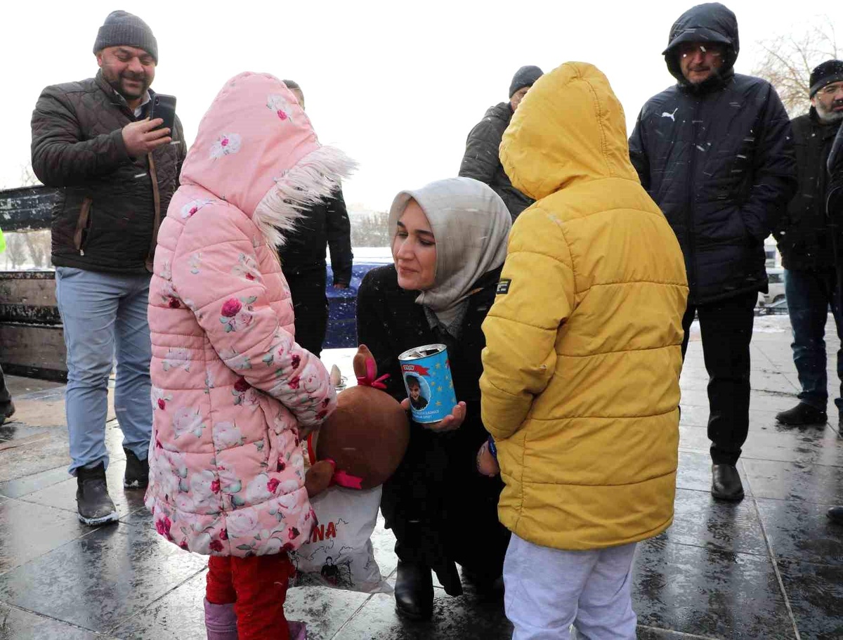 Harçlıklarını depremzedelere gönderen çocuklar Vali Yiğitbaşını duygulandırdı