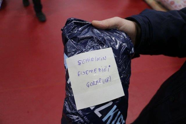 Yardım kolilerinde depremzedelere duygusal mesajlar: Şehidimin giyemediği çorapları