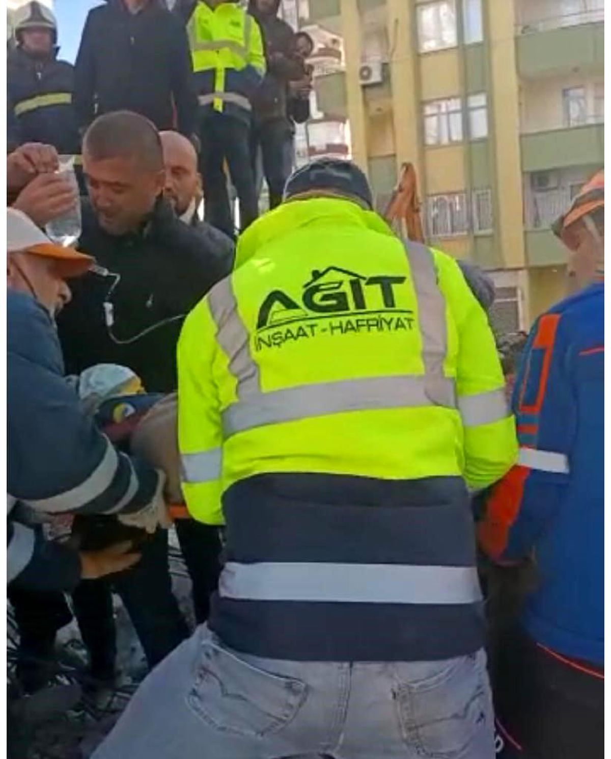 Yıkılan binadan bir kişi 24 saat sonra sağ çıkartıldı