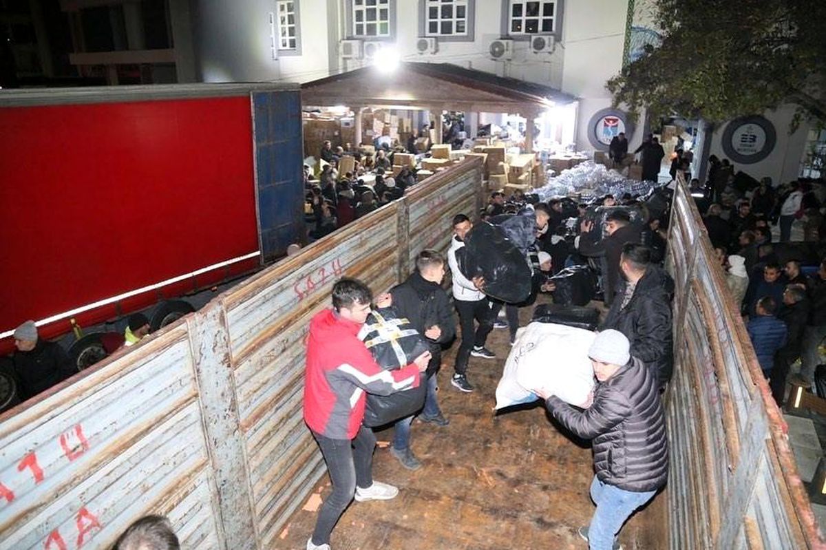Yüzlerce gönüllü yardım malzemelerini taşımak için insan zinciri oluşturdu
