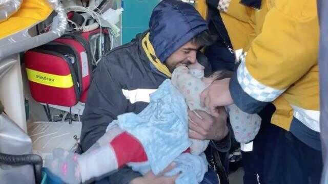 1,5 yaşındaki Masal, 55 saat sonra kurtarıldı! Annesi emzirerek hayatta tutmuş