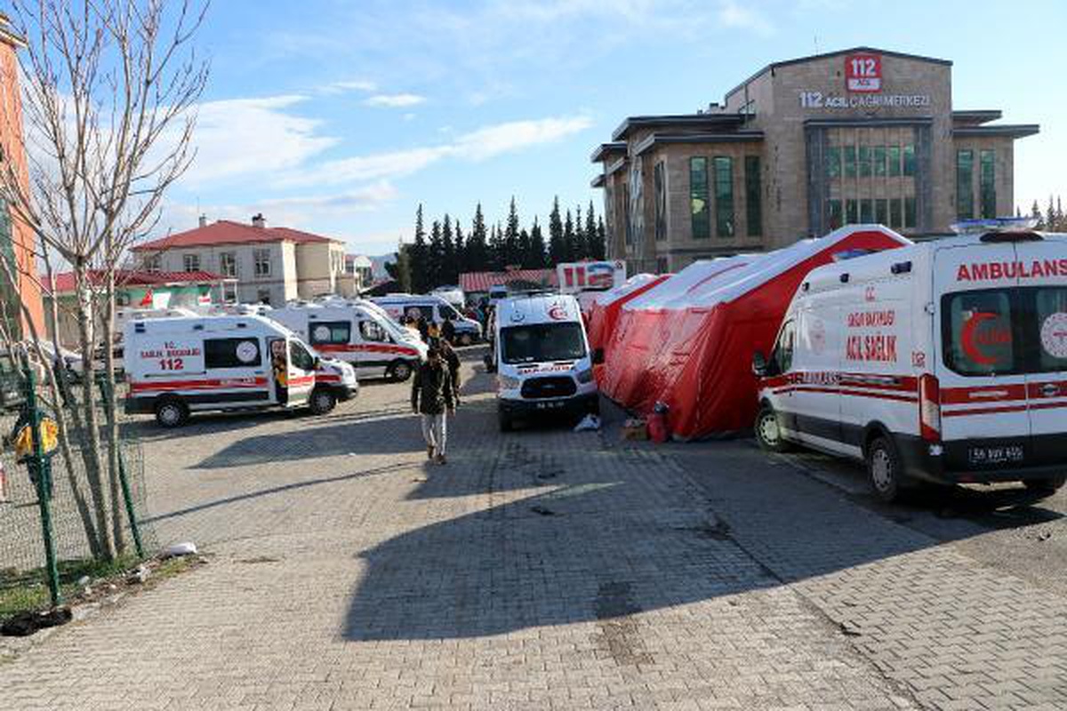 112 EKİBİ, HASAR GÖREN BİNADA ÇALIŞIYOR