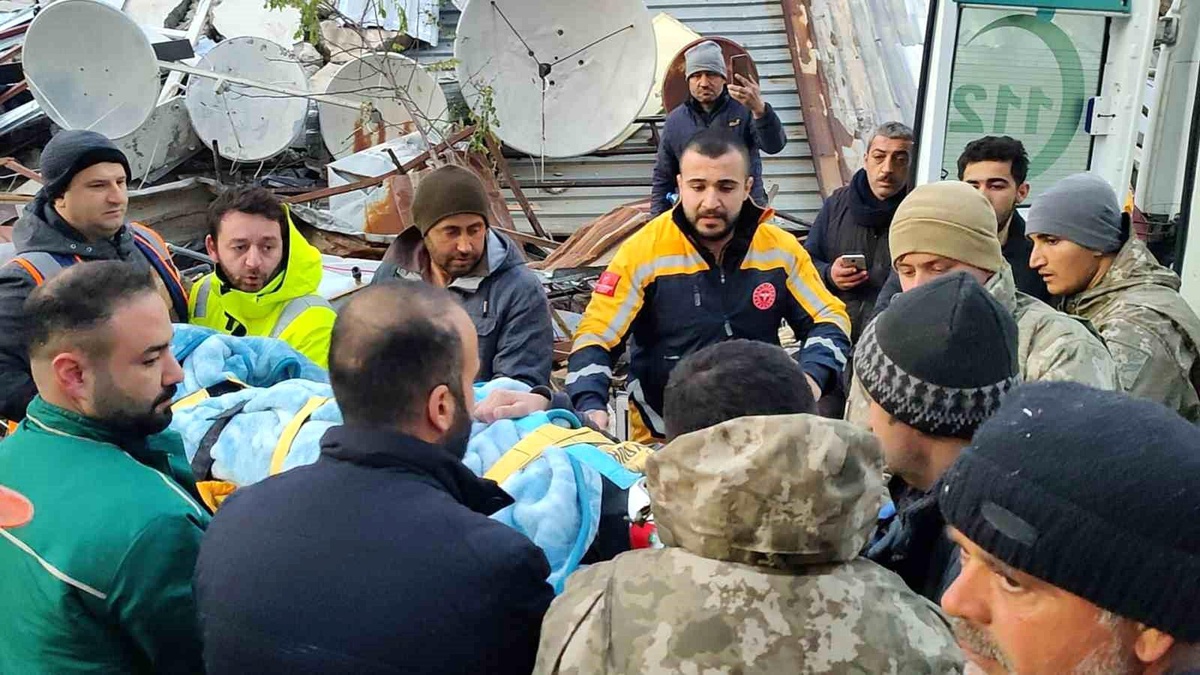 12 yaşındaki Ege, 62 saat sonra enkazdan böyle kurtarıldı