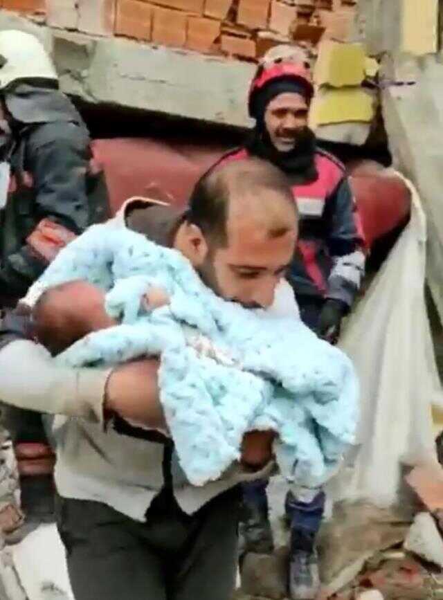 30 günlük bebek enkaz altından böyle kurtarıldı 30 günlük bebek enkaz altından böyle kurtarıldı