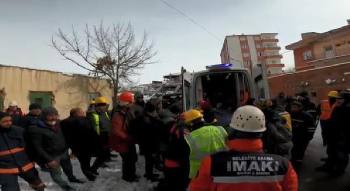 5 yaşındaki Yağmur 41, 2 yaşındaki Mikail 43\'üncü saatte kurtarıldı (3)