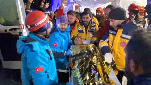 66 saat göçükte kalan gencin ilk isteği çikolata oldu 66 saat göçükte kalan gencin ilk isteği çikolata oldu