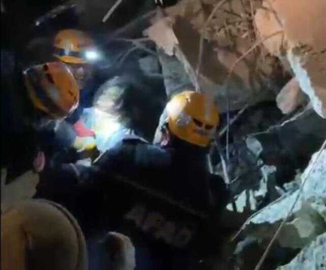 Adıyaman'da 4 çocuk 64 saat sonra sağ çıkartıldı Adıyaman'da 4 çocuk 64 saat sonra sağ çıkartıldı