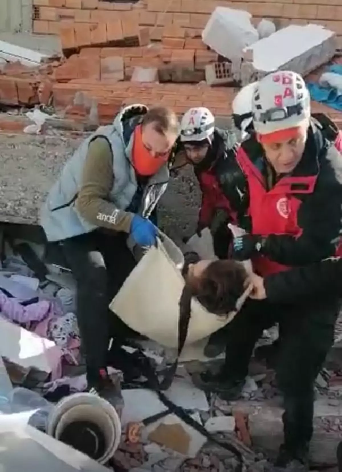 Adıyaman'da 56'ncı saatte 1'i çocuk 2 kişi kurtarıldı