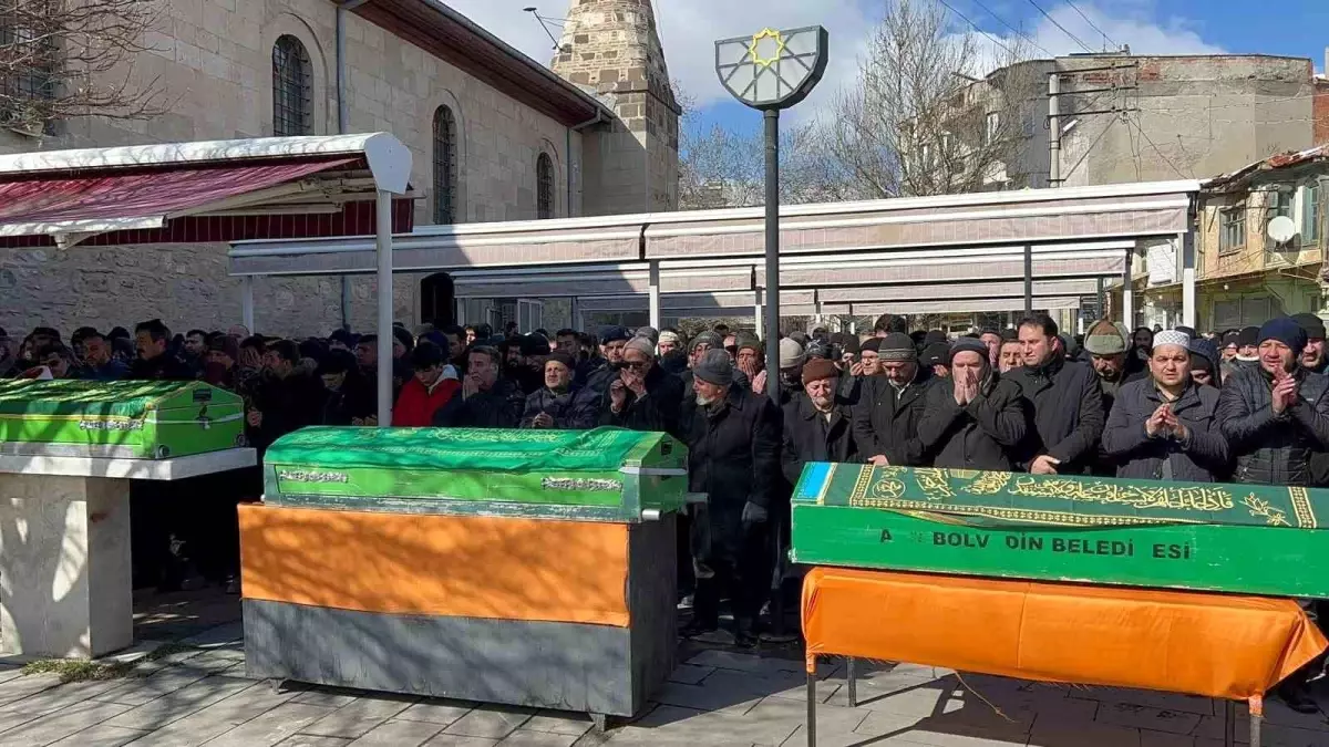 Hatay'da depremde hayatını kaybeden anne ve 3 çocuğunun cenazesi Afyonkarahisar'da defnedildi
