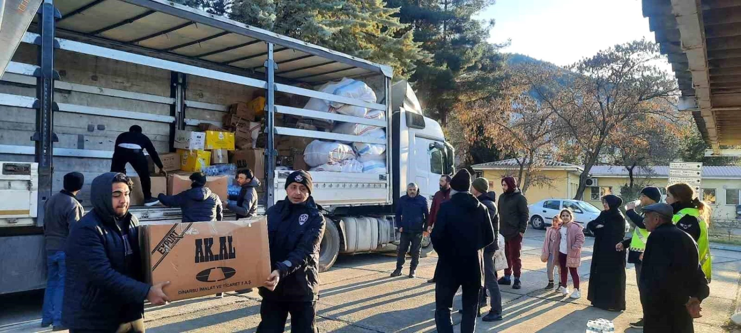 Alaplı\'dan çıkan yardımlar Deprem Bölgesinde Dağıtımını Sürdürüyor