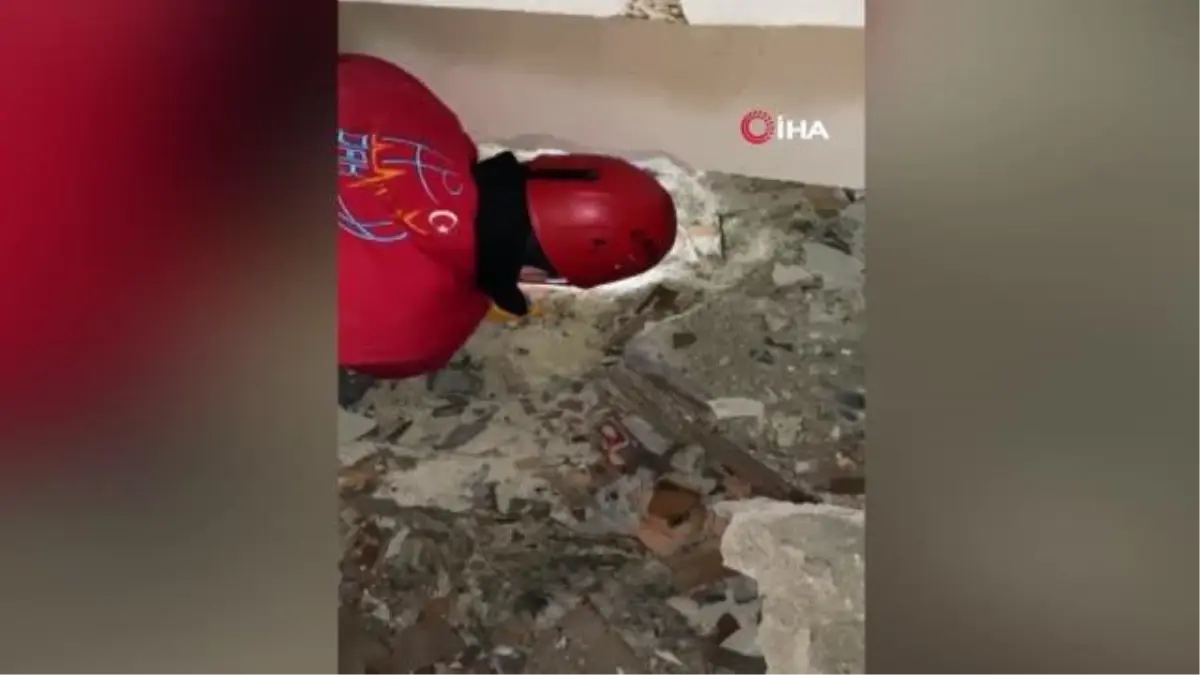Antakya'da 2 kişi depremden 45 saat sonra enkazdan sağ çıkarıldı