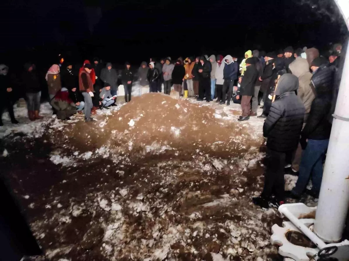 Antakya\'da depreme yakalanan karı koca, Diyarbakır\'da toprağa verildi