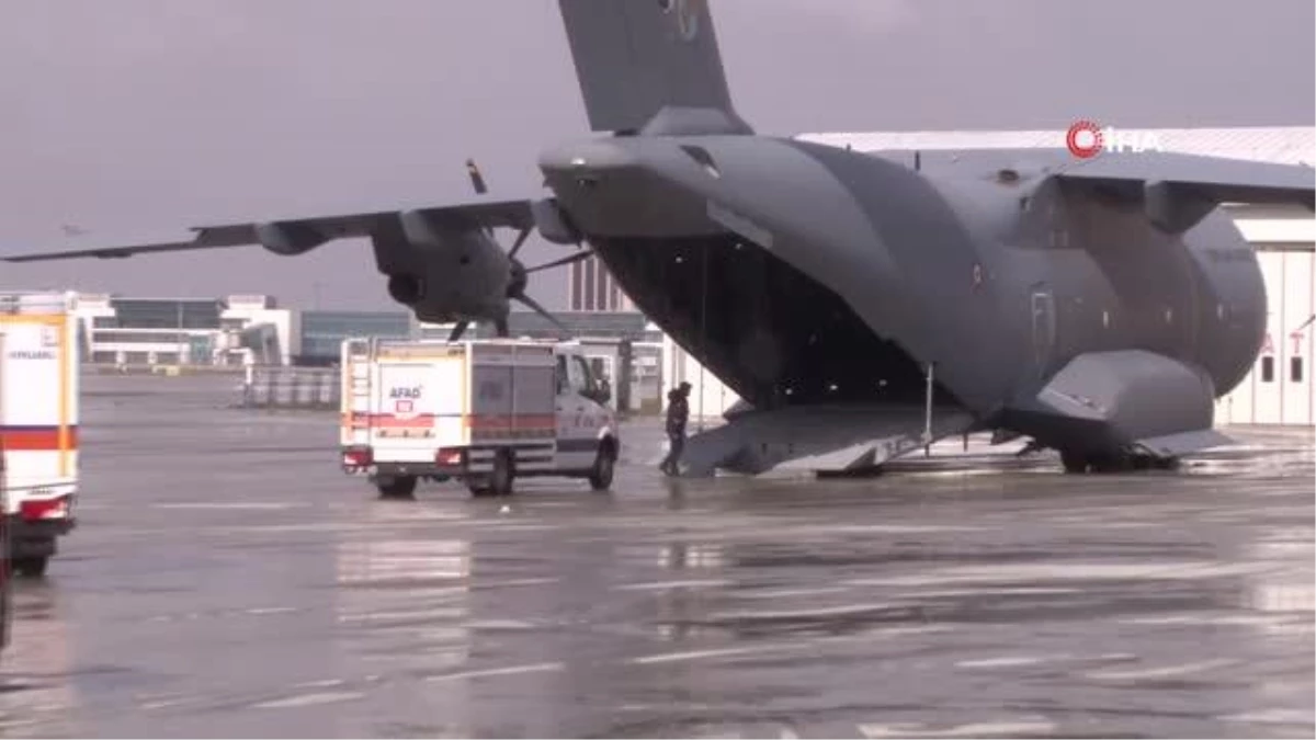 Askeri uçakla İstanbul\'dan deprem bölgesine yardım ekipleri gidiyor