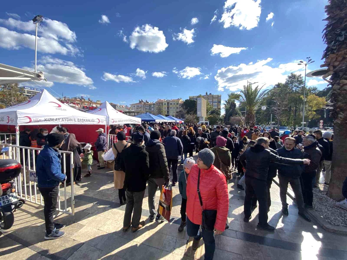 Atatürk Kent Meydanı\'ndaki yardım yoğunluğu her geçen gün artıyor