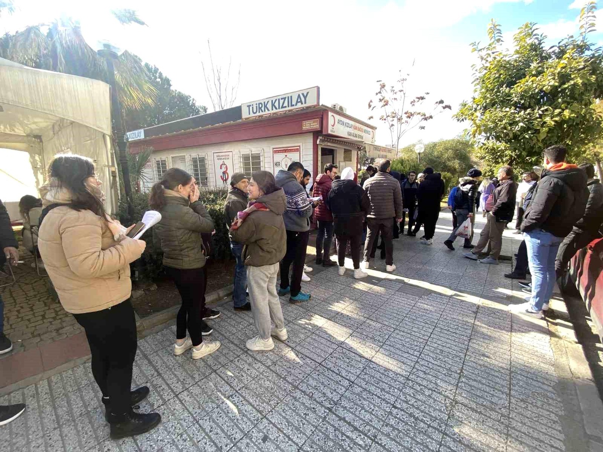 Aydınlılar depremzedeler için kan bağışı sırasına girdi