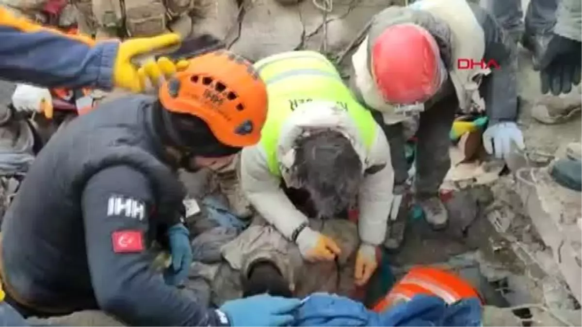 Malatya'da baba ve 2 çocuğu enkazdan yaralı kurtarıldı