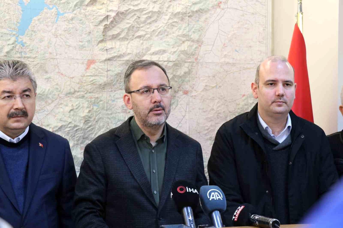 Bakan Kasapoğlu: "Osmaniye\'de 695 vatandaşımız vefat etti, 2 bin 220 yaralımız var"