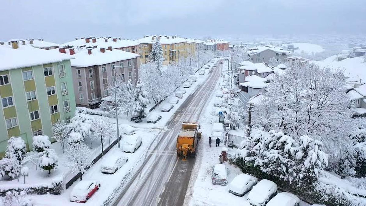 Başiskele\'de karla mücadele devam ediyor