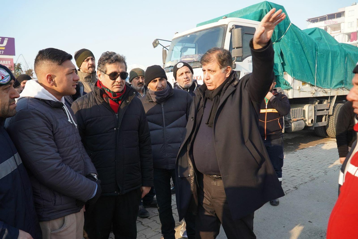 Başkan Tugay Deprem Bölgesinde: "Barınma, Beslenme ve Tuvalet Sorunu Var"