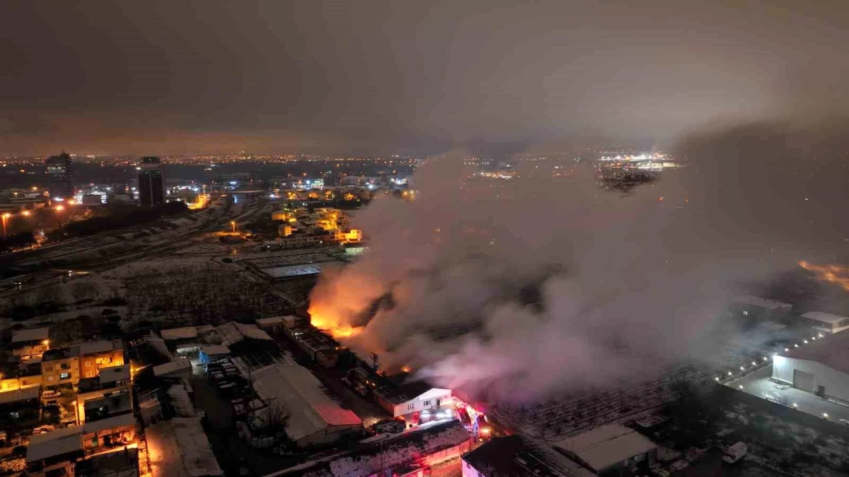 Bursa\'da mobilya fabrikası alev alev yandı