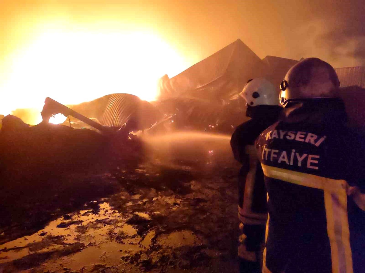 İskenderun Limanı\'ndaki yangına müdahalede Kayseri itfaiyesi de görev alıyor