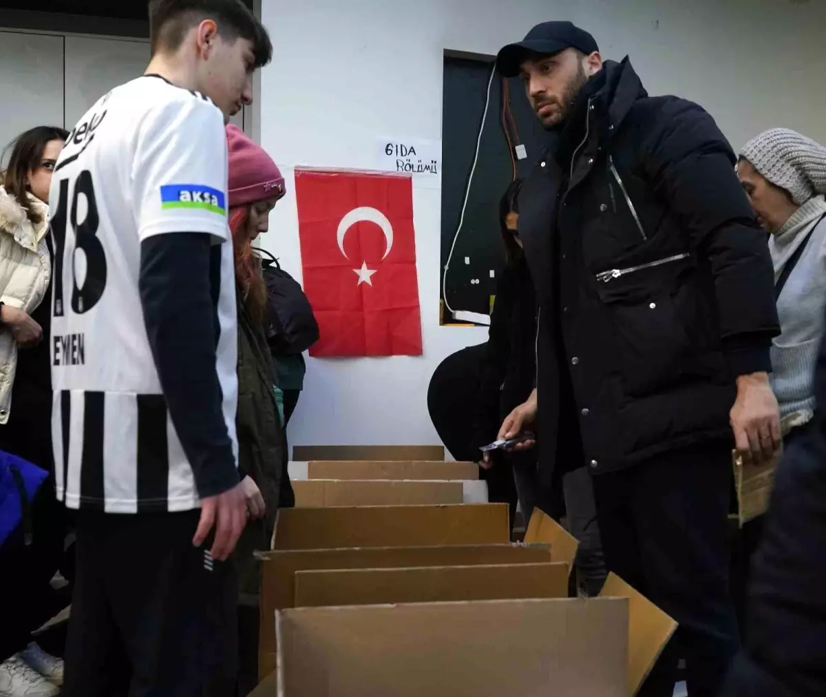 Mert Hakan Yandaş\'tan yardım çalışmalarına destek