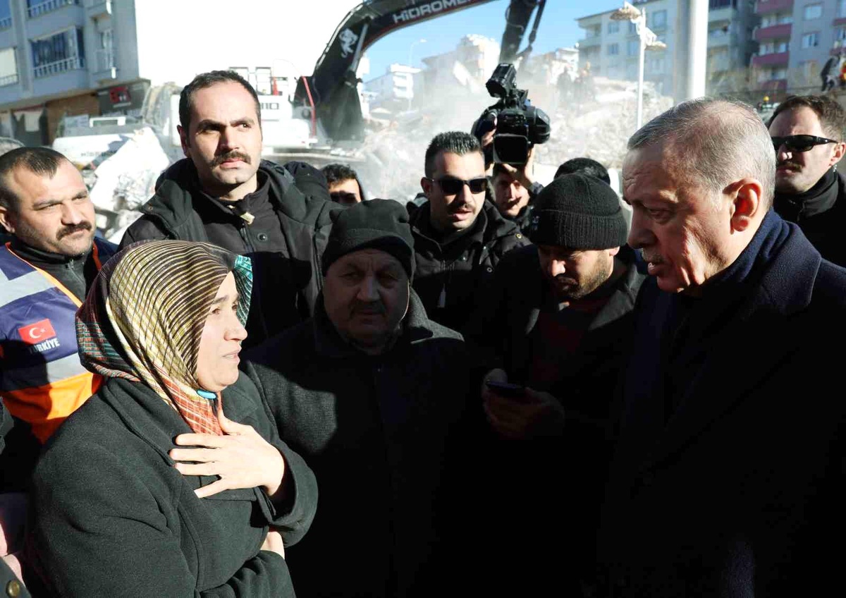 Cumhurbaşkanı Erdoğan, çadırkenti ziyaret etti, depremzedelerin yüreğine su serpti