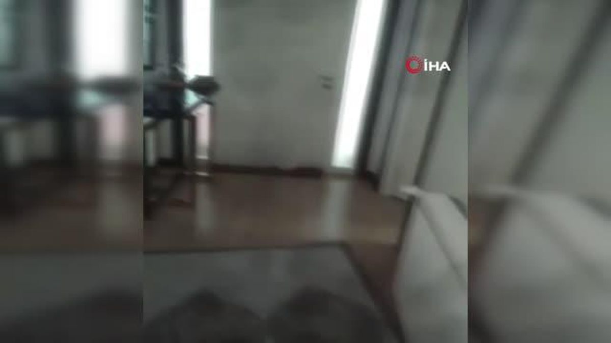 Dehşet anları kamerada: Deprem sonrası video çekerken ev üstüne yıkıldı