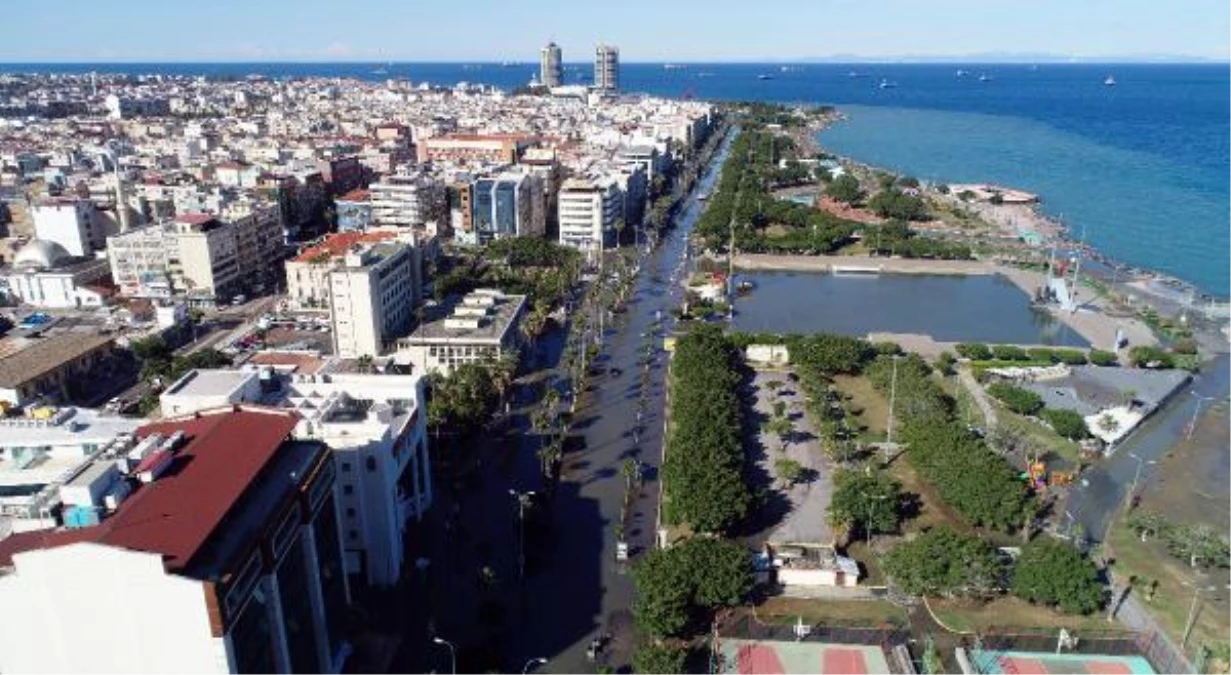 Depremin ardından deniz seviyesi yükseldi! Hatay\'da caddeler göle döndü