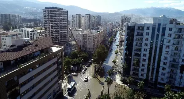 Deniz seviyesinin yükseldiği İskenderun'da caddeler göle döndü, işyerleri boşaltıldı, araçlar mahsur