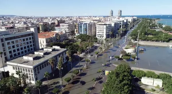 Deniz seviyesinin yükseldiği İskenderun'da caddeler göle döndü, işyerleri boşaltıldı, araçlar mahsur