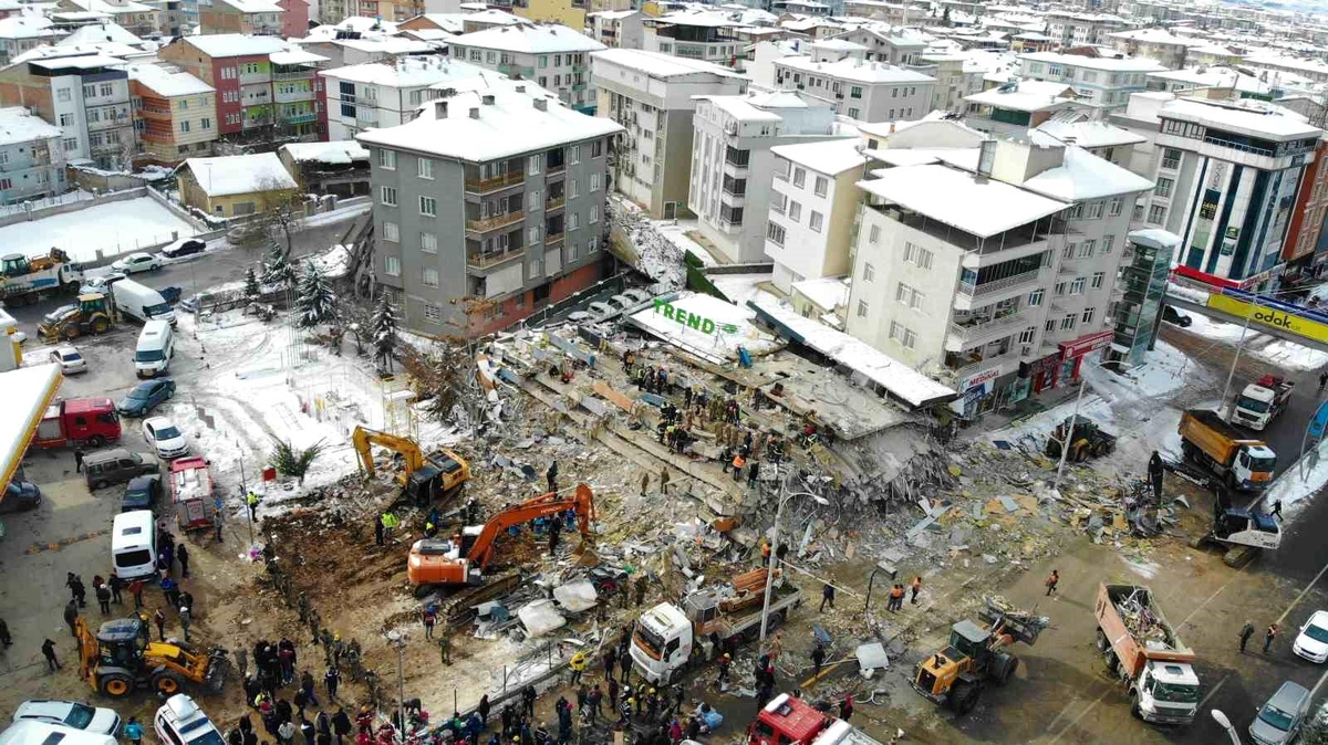 Deprem bölgesi Malatya\'da enkaz çalışmaları havadan görüntülendi