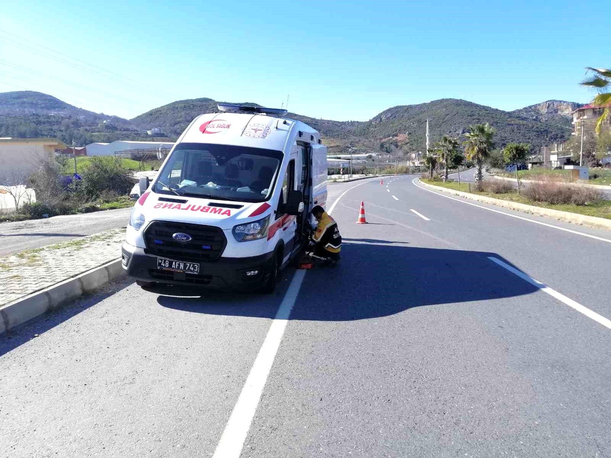 Deprem bölgesine giden ambulans Gazipaşa\'da kaza yaptı