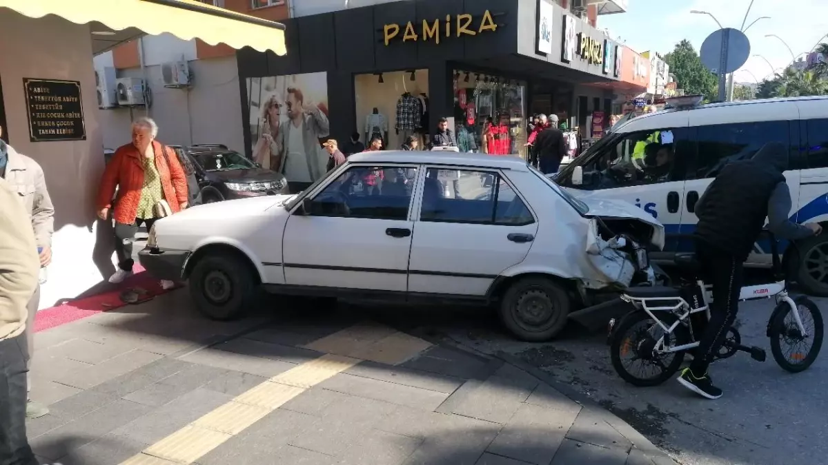 Deprem bölgesine giden minibüs ile otomobil çarpıştı, yayalar son anda kurtuldu