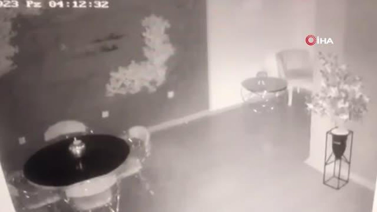 Deprem\'in şiddetiyle yarılan duvar kamerada