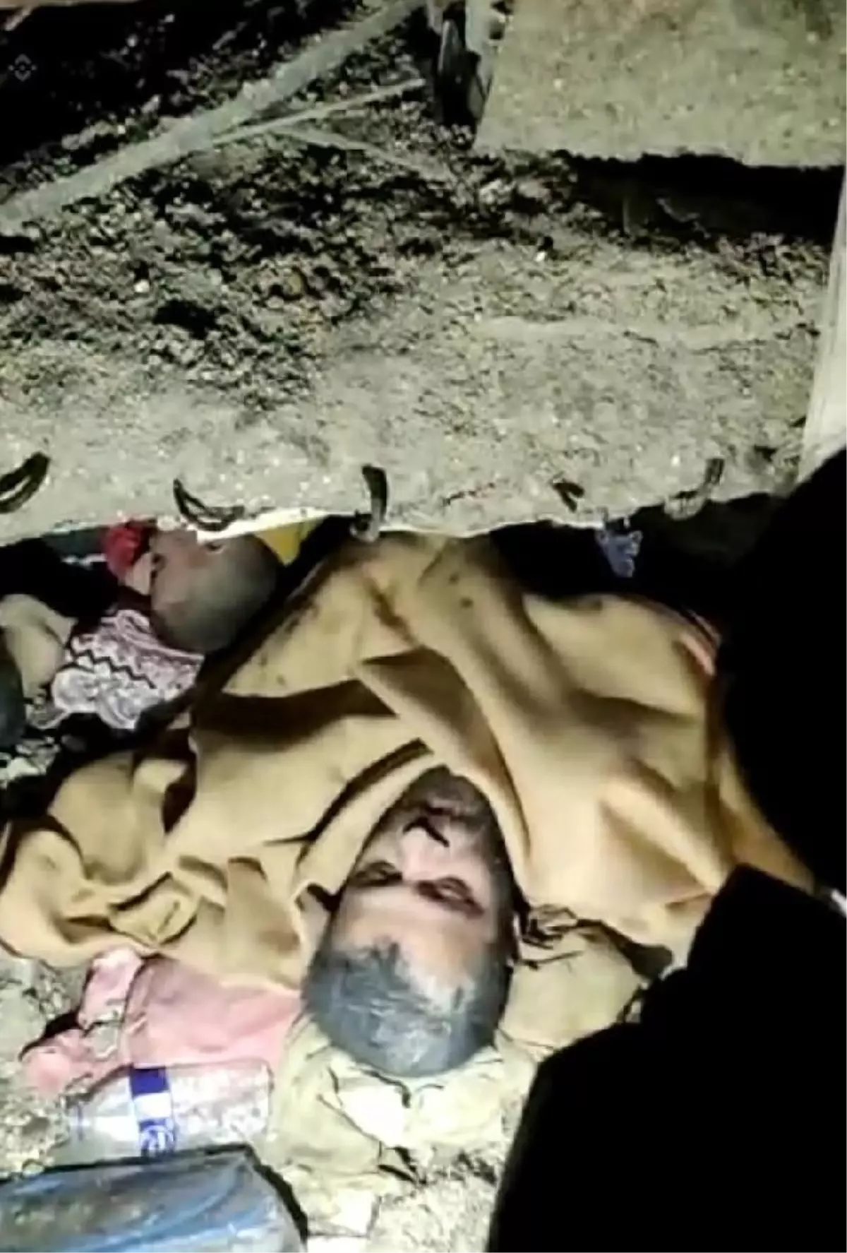 Depremde enkaz altında kalan 'Umut' ile amcası kurtarıldı