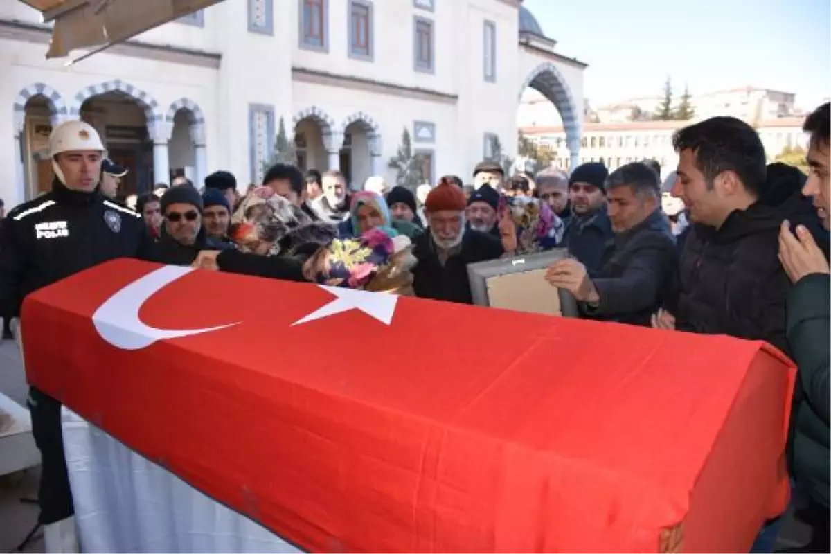 DEPREMDE HAYATINI KAYBEDEN 3 KİŞİ KIRIKKALE\'DE TOPRAĞA VERİLDİ