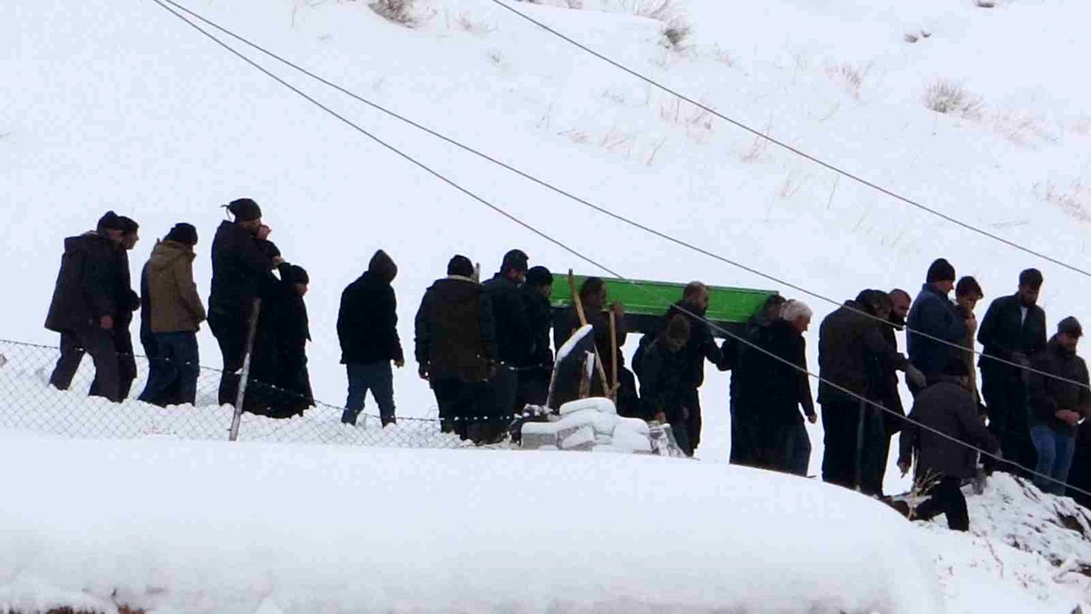 Depremde hayatını kaybeden anne ve 2 çocuğu gözyaşları arasında toprağa verildi