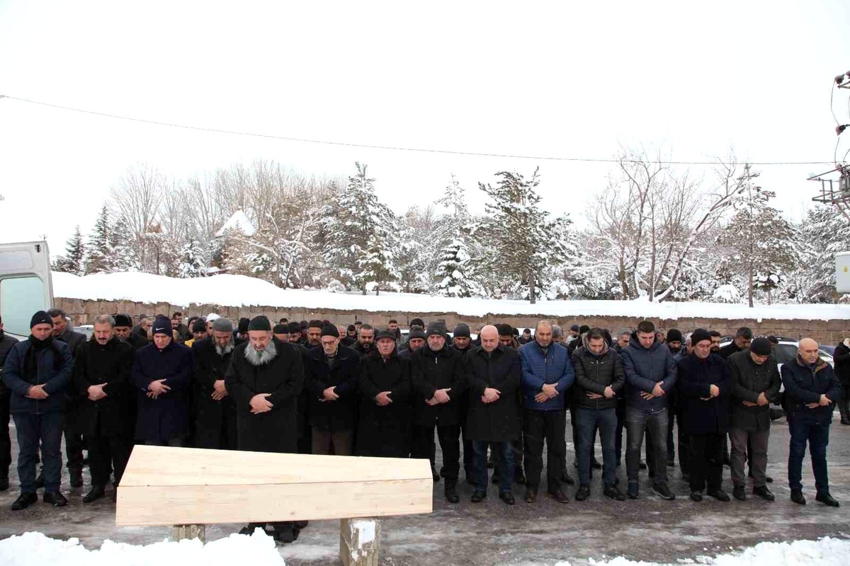 Depremde hayatını kaybeden 14 yaşındaki Ziyşan Işık Bitlis\'te defnedildi