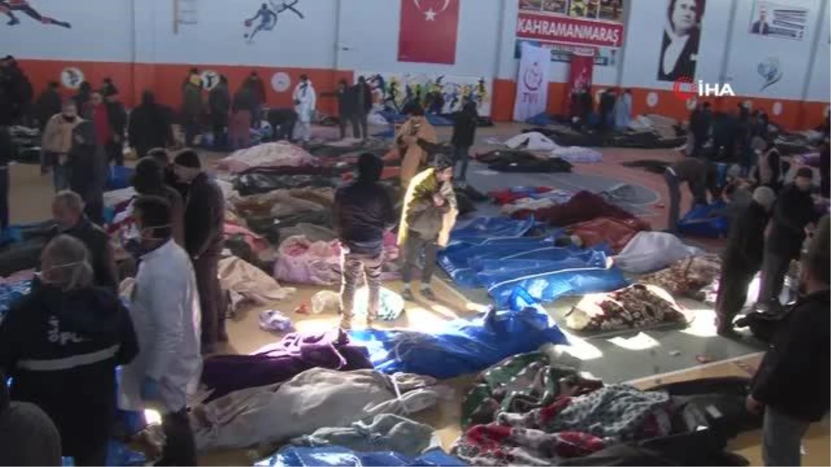 Depremde hayatını kaybeden vatandaşların cenazeleri spor salonunda toplanıyor