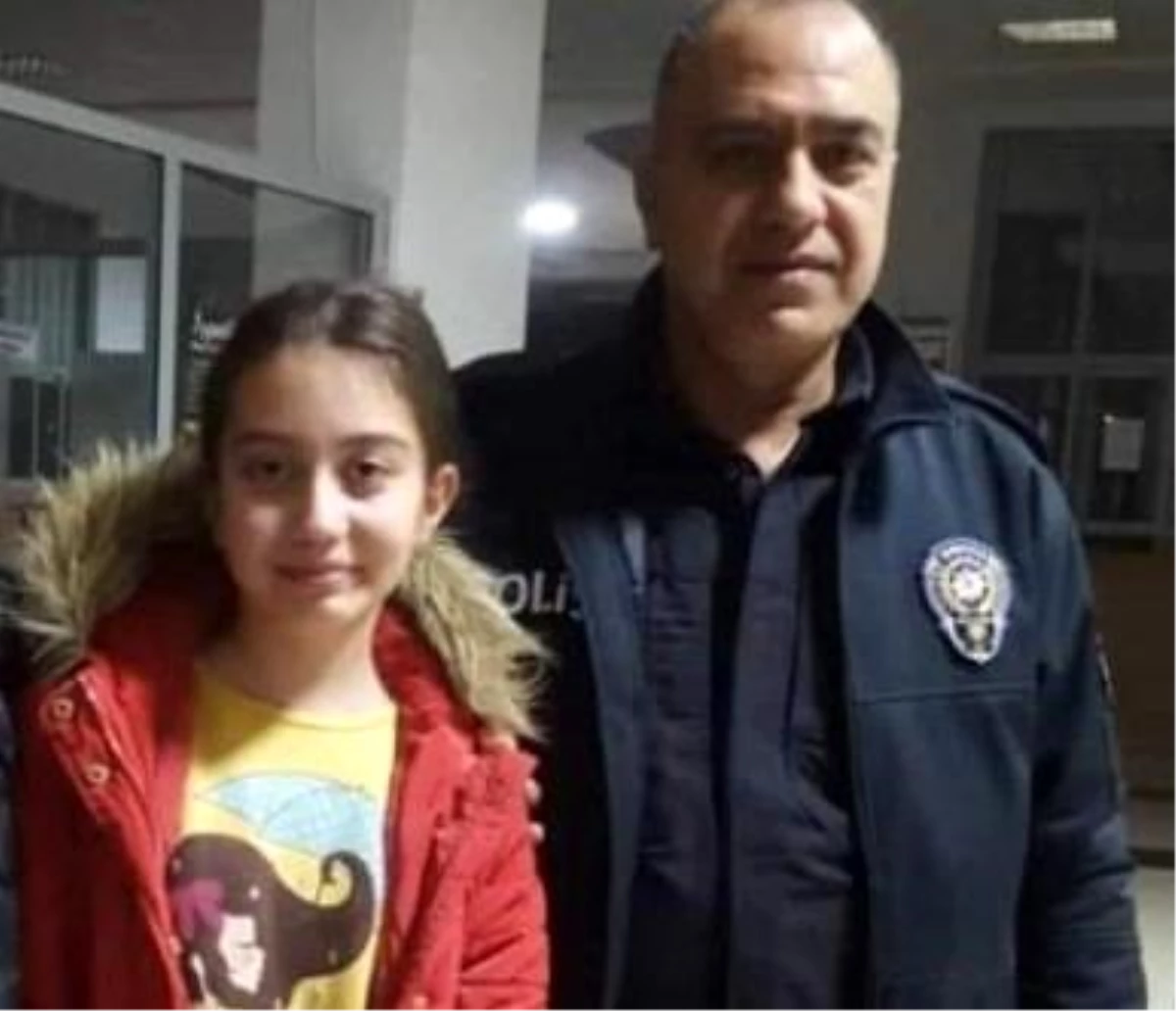 Depremde oğlu ve kızıyla birlikte can veren polis memuru Mardin\'de toprağa verildi