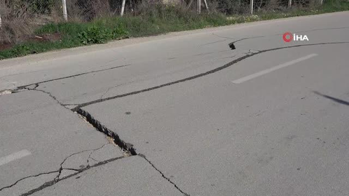 Depremde yolda yarıklar oluştu