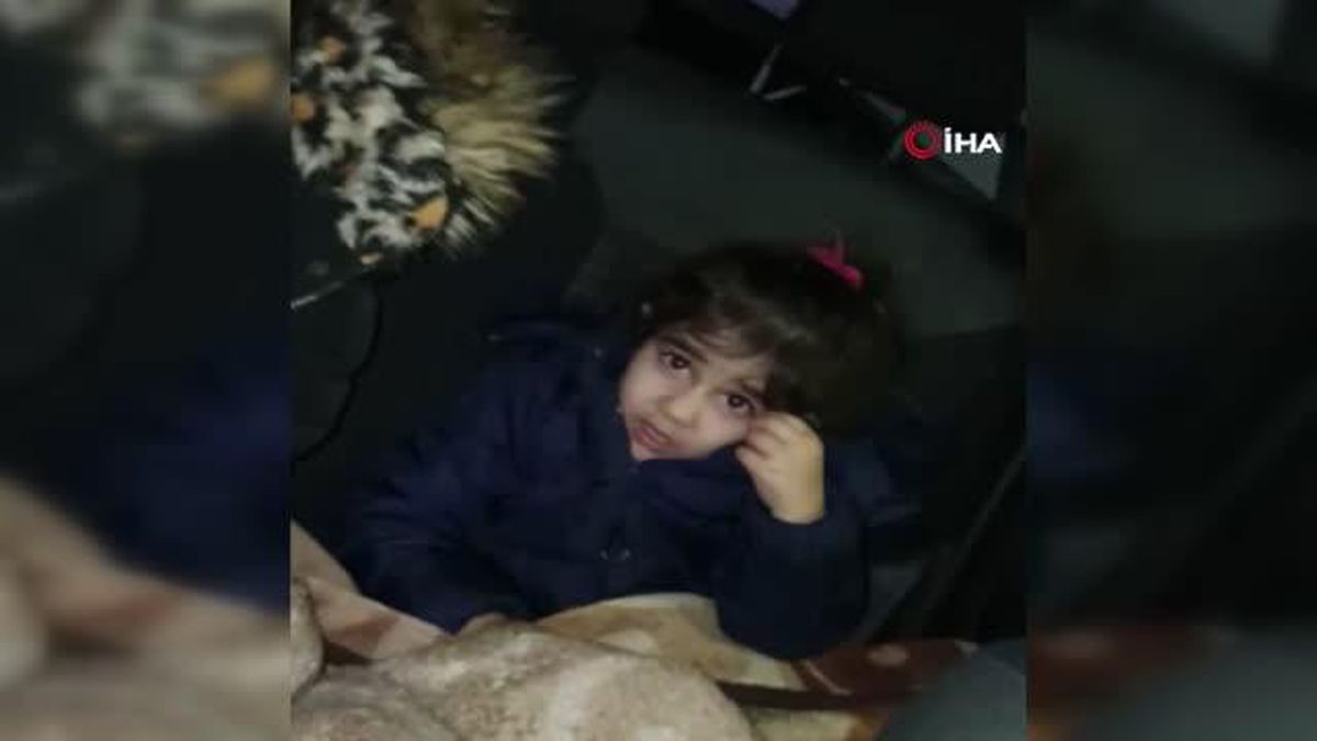 Depremden son anda kurtulan 4 yaşındaki Ada, gözyaşlarına boğulan ablasını 'Korkacak bir şey yok' diye teselli etti