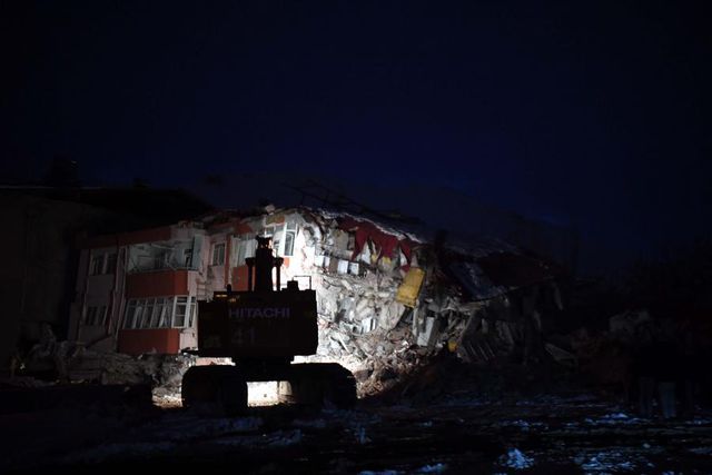 Depremin Vurduğu Kahramanmaraş'ta Endişeli Bekleyiş Gece de Sürdü Depremin Vurduğu Kahramanmaraş'ta Endişeli Bekleyiş Gece de Sürdü