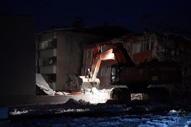 Depremin Vurduğu Kahramanmaraş'ta Endişeli Bekleyiş Gece de Sürdü Depremin Vurduğu Kahramanmaraş'ta Endişeli Bekleyiş Gece de Sürdü