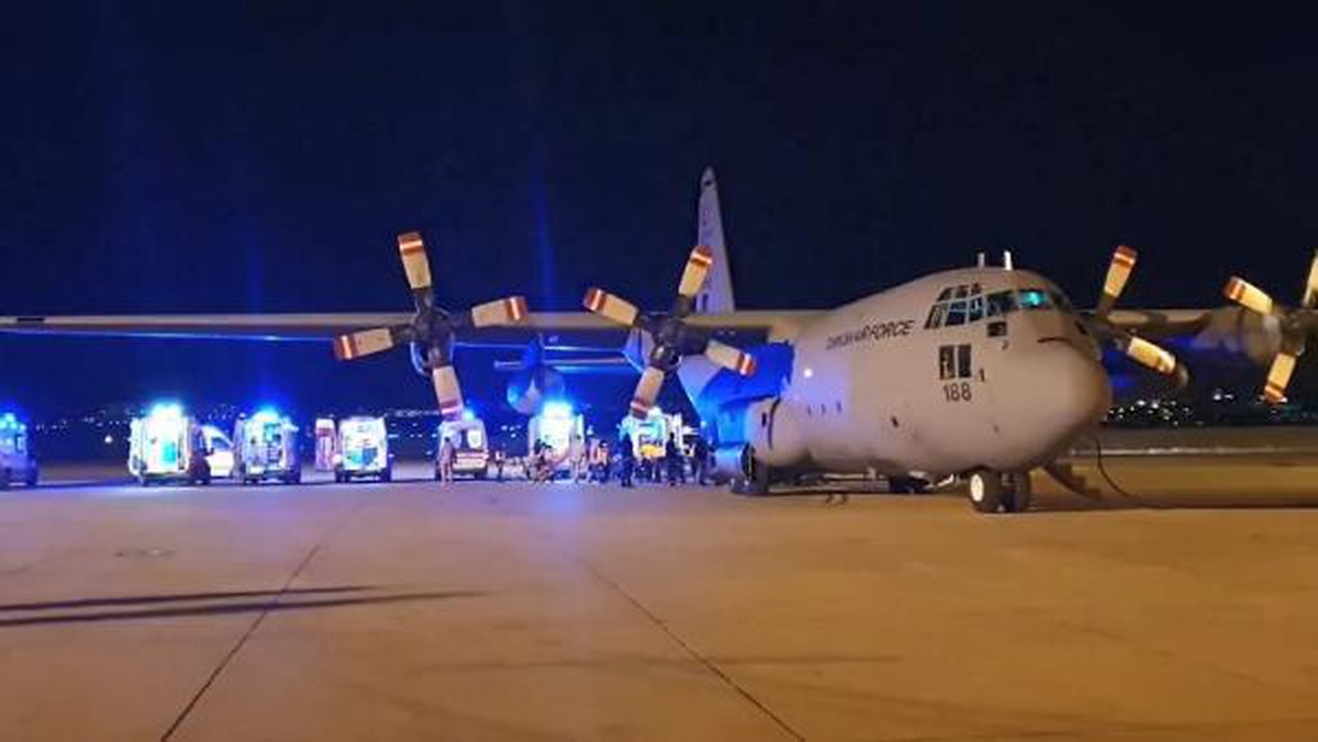 DEPREMZEDELER, HAVA KUVVETLERİ\'NE AİT UÇAKLARLA ANKARA\'YA GETİRİLDİ (2)